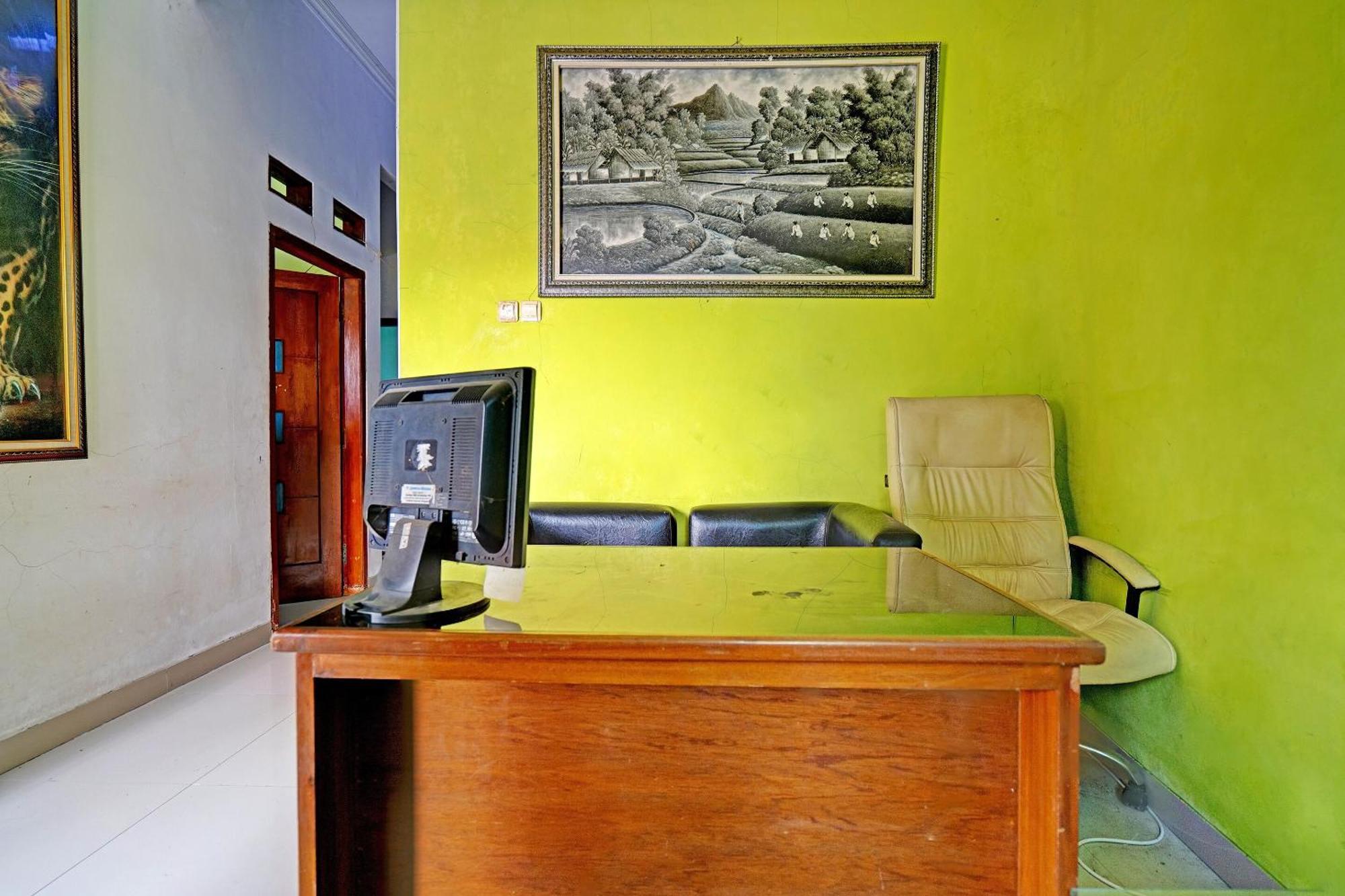 Oyo 91955 Pondokan Cempaka Cirebon Exterior photo